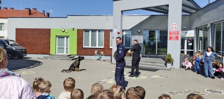 Wizyta policjanta z psami policyjnymi – fascynujące spotkanie z czworonożnymi bohaterami